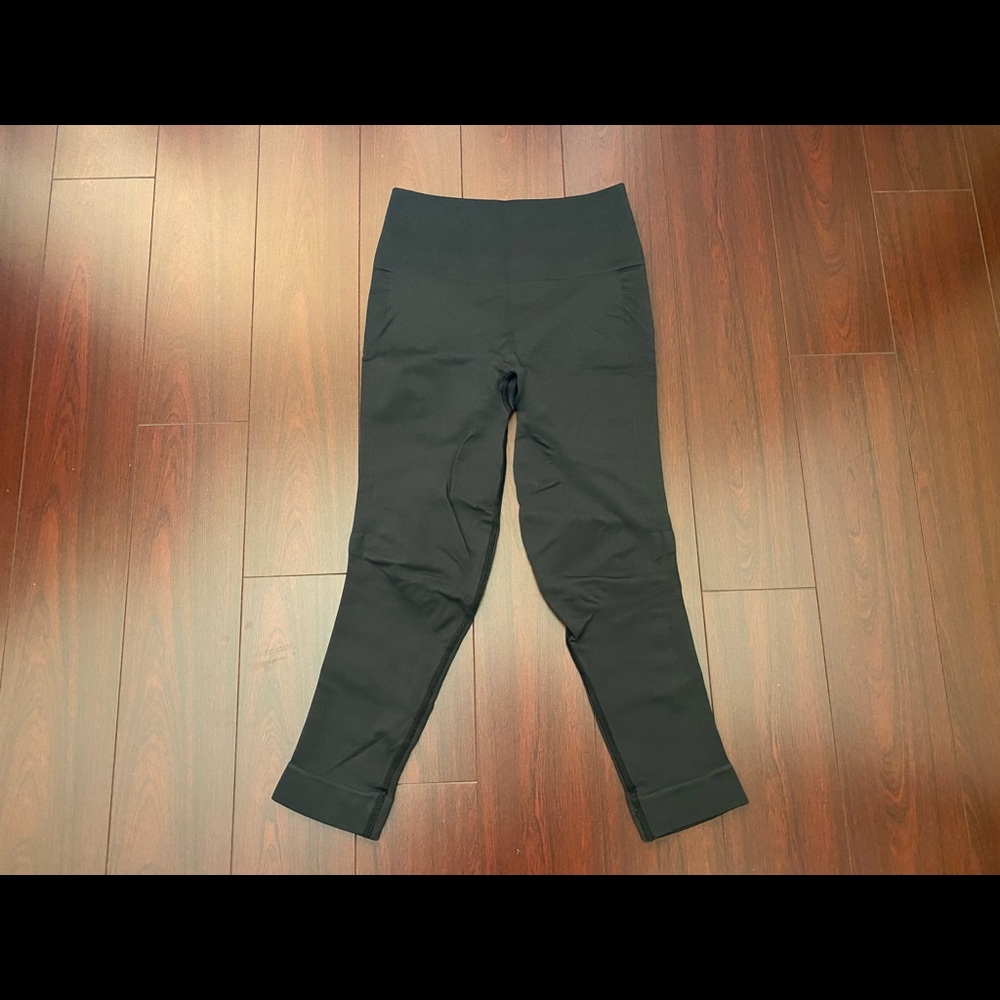 Authentic Lululemon Athletica Seamless Crop Legging Women's sz 4 Yoga Leggings